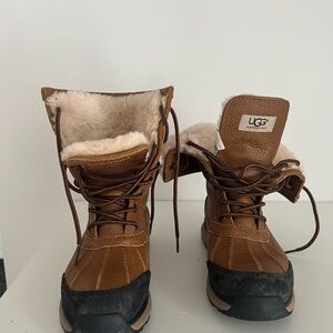UGG Tan and Black Adirondack boots die 5.5 EUC